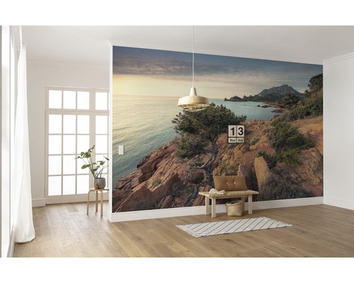 Decorare perete cu fototapet cu peisaj de coastă într-o cameră luminoasă.