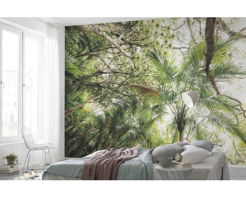 Cameră cu fototapet care arată o junglă densă