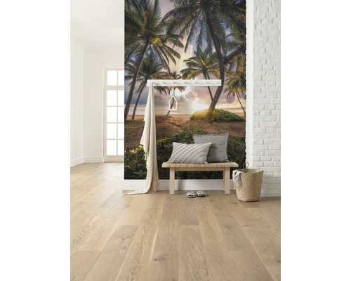 Cameră luminoasă cu fototapet cu plajă cu palmieri, bancă și podea din lemn