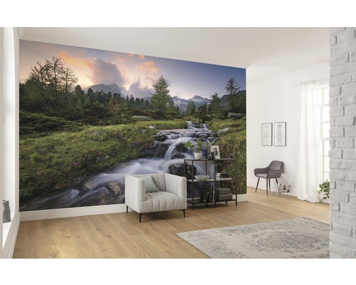 Cameră de zi cu fototapet cu un pârâu montan