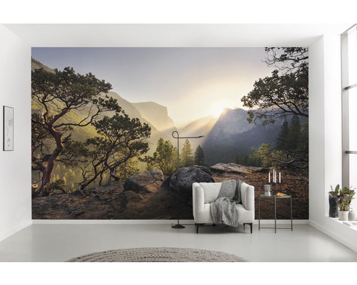 Cameră de zi cu fototapet cu un peisaj montan la răsărit