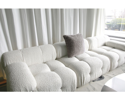 Living luminos cu canapea modulară mare și pernă