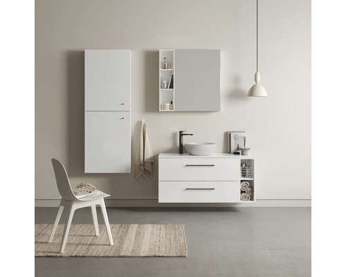 Baie modernă cu mobilier alb, lavoar, oglindă, dulap înalt și scaun