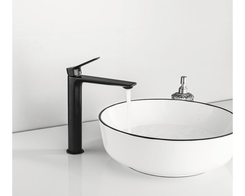 Baterie neagră de chiuvetă lângă o chiuvetă