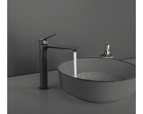 Baterie de lavoar lângă chiuvetă cu apă