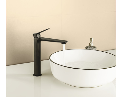 Baie modernă cu lavoar aplicat și baterie neagră