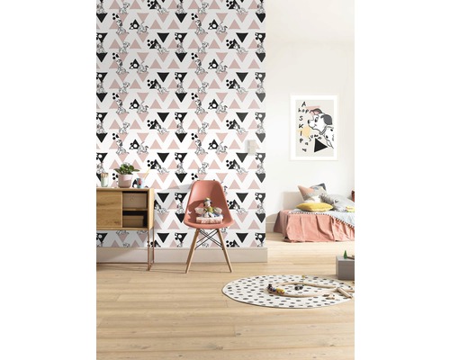 Cameră de copii cu tapet cu model, fotoliu și jucării