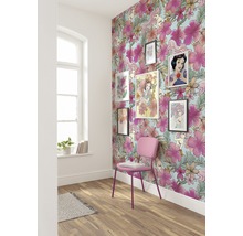 Cameră decorată cu tapet floral și imagini înrămate pe perete.