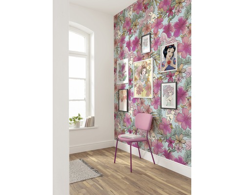 Cameră decorată cu tapet floral și imagini înrămate pe perete.