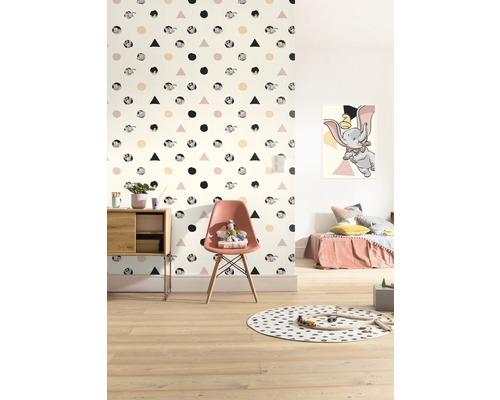 Cameră de copii cu tapet Dumbo, scaun și podea din lemn