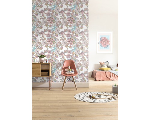 Cameră pentru copii cu tapet cu model, scaun și podea din lemn