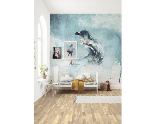 Cameră de copii cu pictură murală, pat și decorațiuni pentru o atmosferă confortabilă