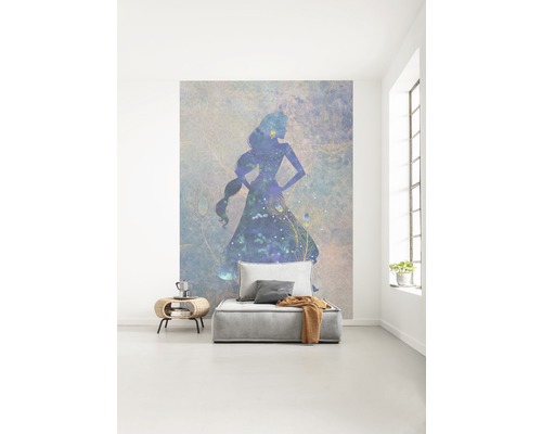 Cameră de zi cu fototapet care înfățișează o femeie cu pene de păun