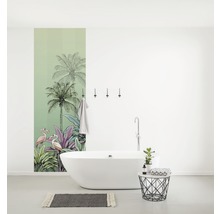 Baie cu perete tropical, cadă și decorațiuni.