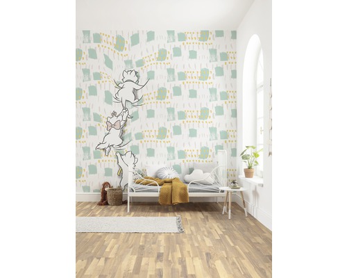 Cameră pentru copii cu tapet cu model, pat și podea din lemn