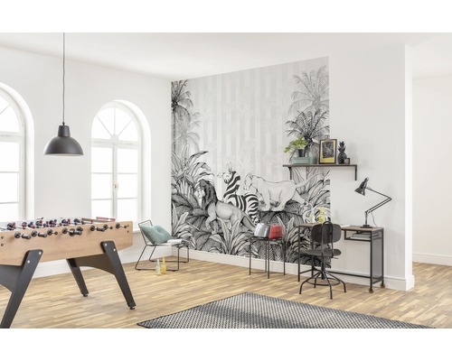 Living luminos cu tapet foto cu motive de junglă, fotbal de masă și birou