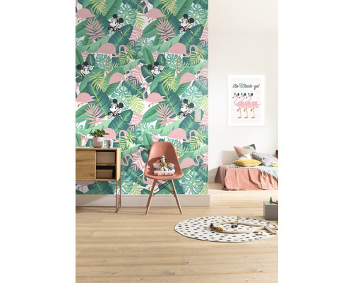 Cameră pentru copii cu tapet cu junglă cu flamingo și Mickey Mouse