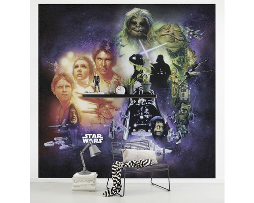 Tapetă foto Star Wars în cameră cu raft, scaun și decorațiuni.