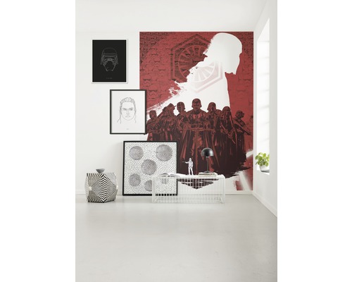 Cameră de zi cu fototapet Star Wars, postere, măsuță laterală și decorațiuni