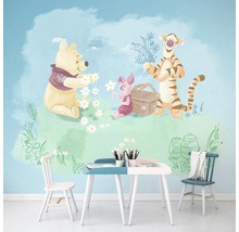 Cameră pentru copii cu pictură murală cu Winnie the Pooh, Purceluș și Tigger cu masă și scaune