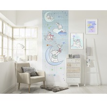 Imagine de interior cu tapet Winnie Ursuletul, fotoliu, comoda si decoratiuni