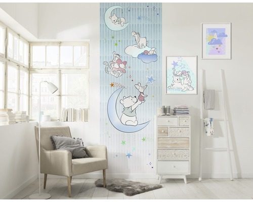 Imagine de interior cu tapet Winnie Ursuletul, fotoliu, comoda si decoratiuni