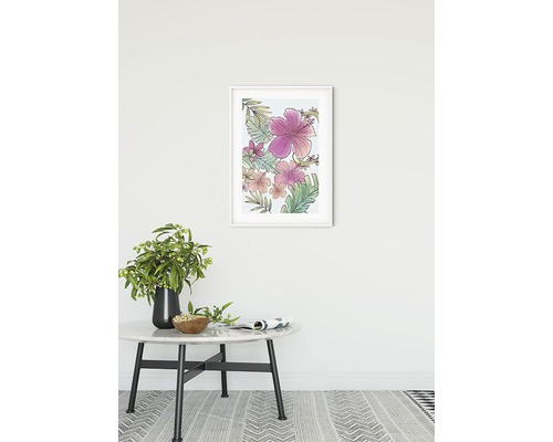 Poster înrămat cu motiv floral pe perete