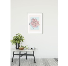 Cameră decorativă cu imagine înrămată cu trandafiri, masă, vază și covor