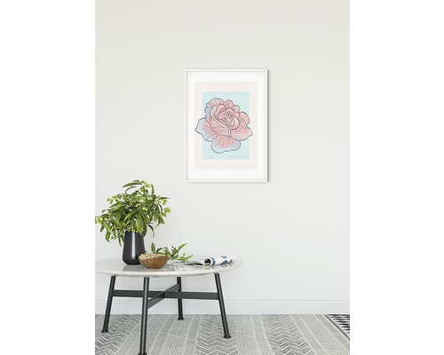 Cameră decorativă cu imagine înrămată cu trandafiri, masă, vază și covor