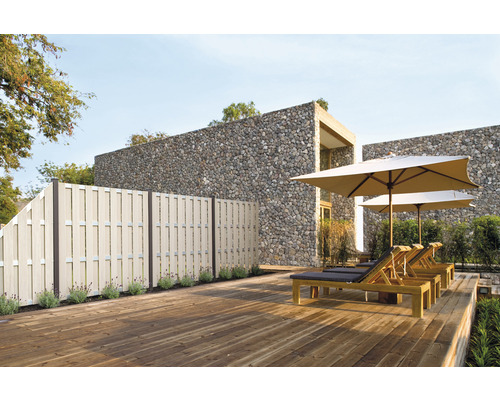 Scenă cu podea de lemn, gard și șezlonguri cu umbrele de soare