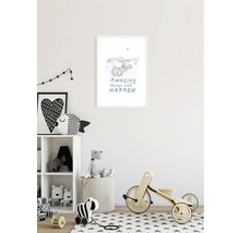 Cameră decorativă pentru copii, cu o pictură murală cu un elefant și inscripția Amazing things will happen, un raft pentru jucării și o bicicletă din lemn.