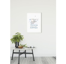 Artă de perete înrămată cu un motiv de elefant și textul ''Amazing things will happen'', plasată deasupra unei mese cu decor