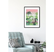 Poster înrămat cu motivul Cărții Junglei și textul Cei mai buni prieteni în camera de zi