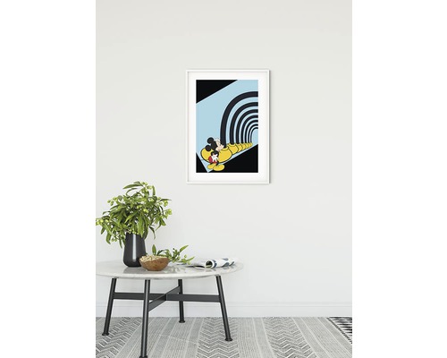 Imprimare artistică înrămată cu motiv Mickey Mouse pe perete