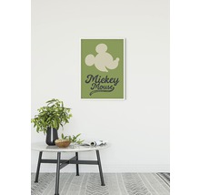 Imagine decorativă cu motiv Mickey Mouse într-un spațiu de locuit cu masă și decor