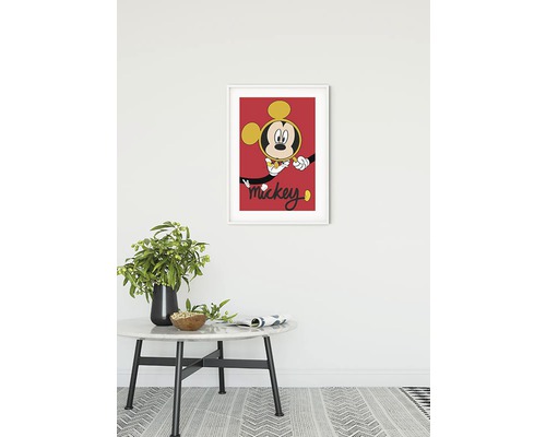 Poster înrămat cu Mickey Mouse pe perete