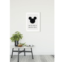 Imagine decorativă înrămată cu motiv Mickey Mouse deasupra unei mese cu o vază și un bol