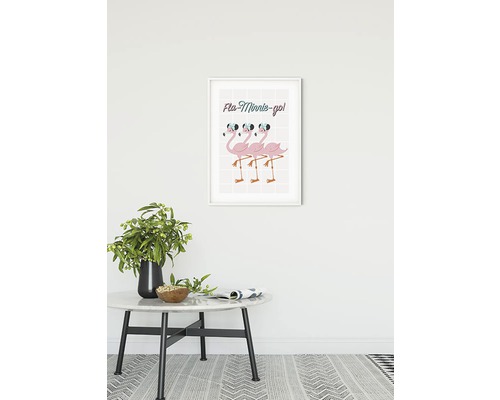 Imagine decorativă cu flamingo înrămată pe perete deasupra unei mese rotunde din marmură