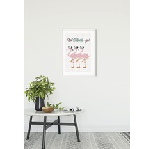 Imagine decorativă cu flamingo într-un cadru deasupra unei mese