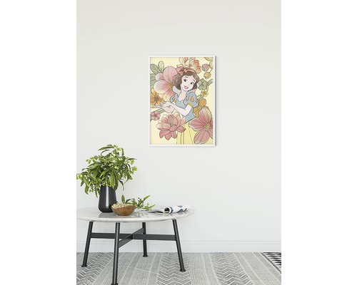 Poster înrămat cu Albă ca Zăpada printre flori, decorațiune pentru interioare