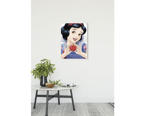 Poster înrămat cu Albă ca Zăpada într-un interior deasupra unei mese.