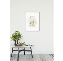 Poster înrămat cu litera S și o ilustrație a lui Simba din Regele Leu, atârnat pe un perete