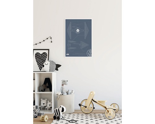 Poster cu planul navei de vânătoare TIE Star Wars în camera copilului