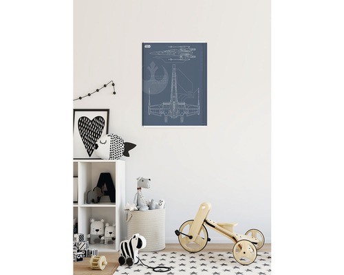 Poster decorativ Star Wars cu planul X-Wing în camera copilului