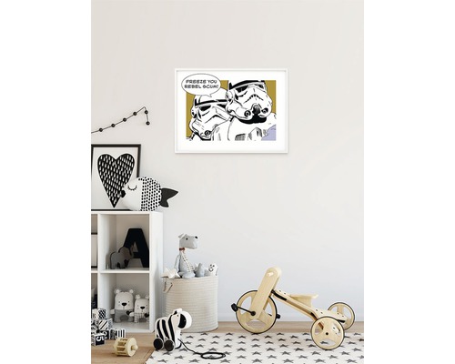 Cameră de copii cu raft, jucării și un poster Star Wars cu Stormtroopers