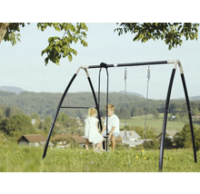 Leagăn cu doi copii în grădină