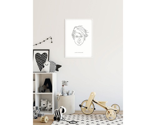 Cameră de copii cu artă decorativă pe perete, jucării și triciclu