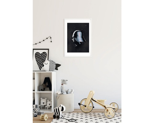 Poster decorativ cu motiv Darth Vader în ramă albă pe peretele din camera copilului.