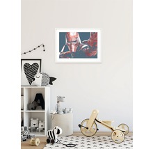 Cameră de copii decorată cu jucării și o imagine înrămată cu personaje Star Wars pe perete