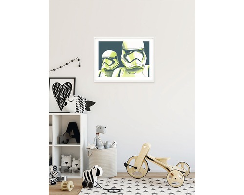 Cameră pentru copii cu pictură murală Star Wars Stormtroopers, raft pentru jucării, coș cu animale de pluș și vehicul din lemn.